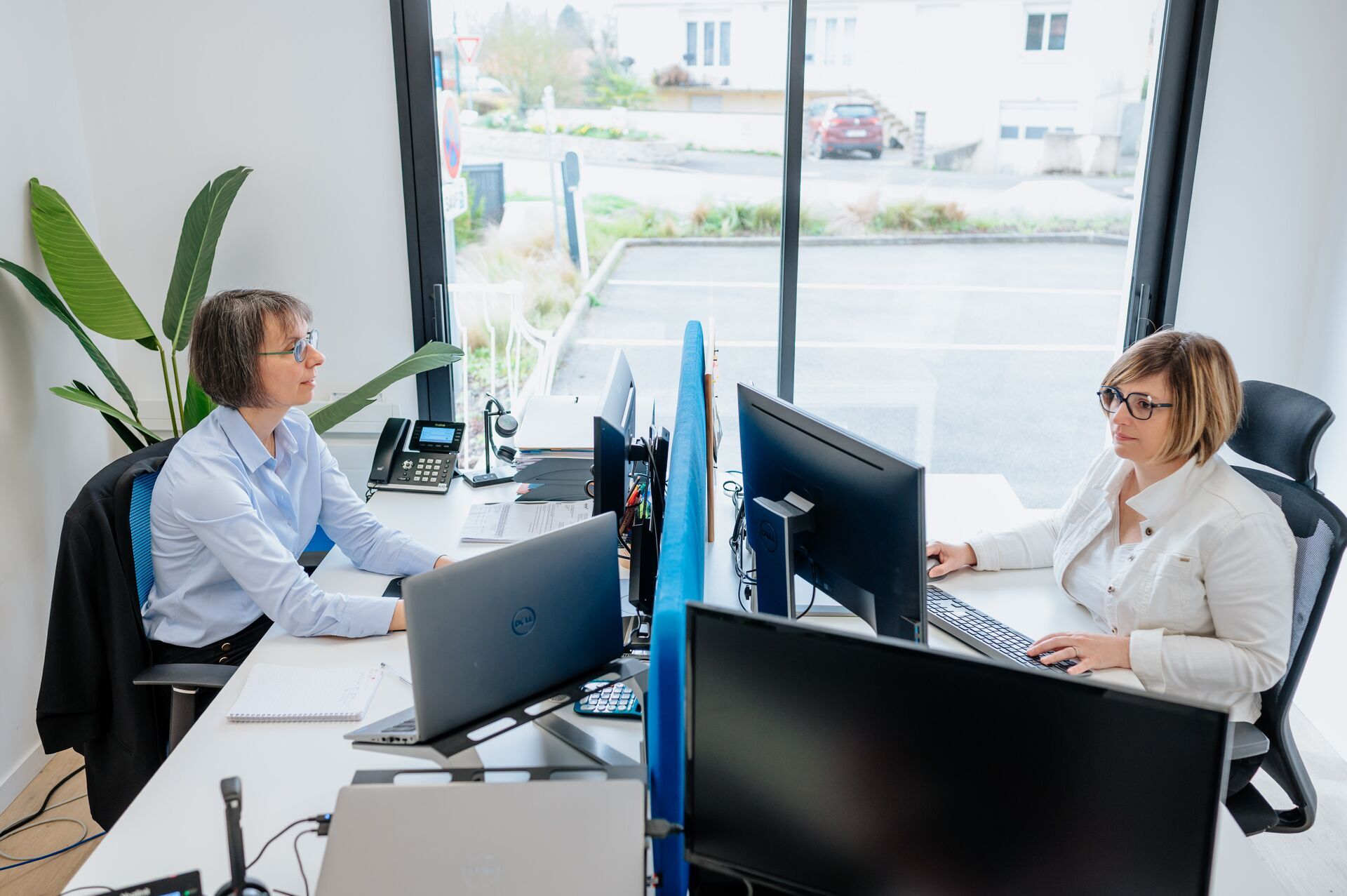Angéline et Céline - chargées de recrutement - bureau -  TC Consulting